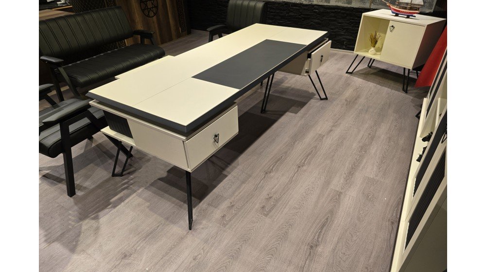 Tilia Benay modern yönetici ofis paketi; LED ışıklı suntalam masa takımı, KNY makam koltuğu ve Lazer bekleme grubu dahil.